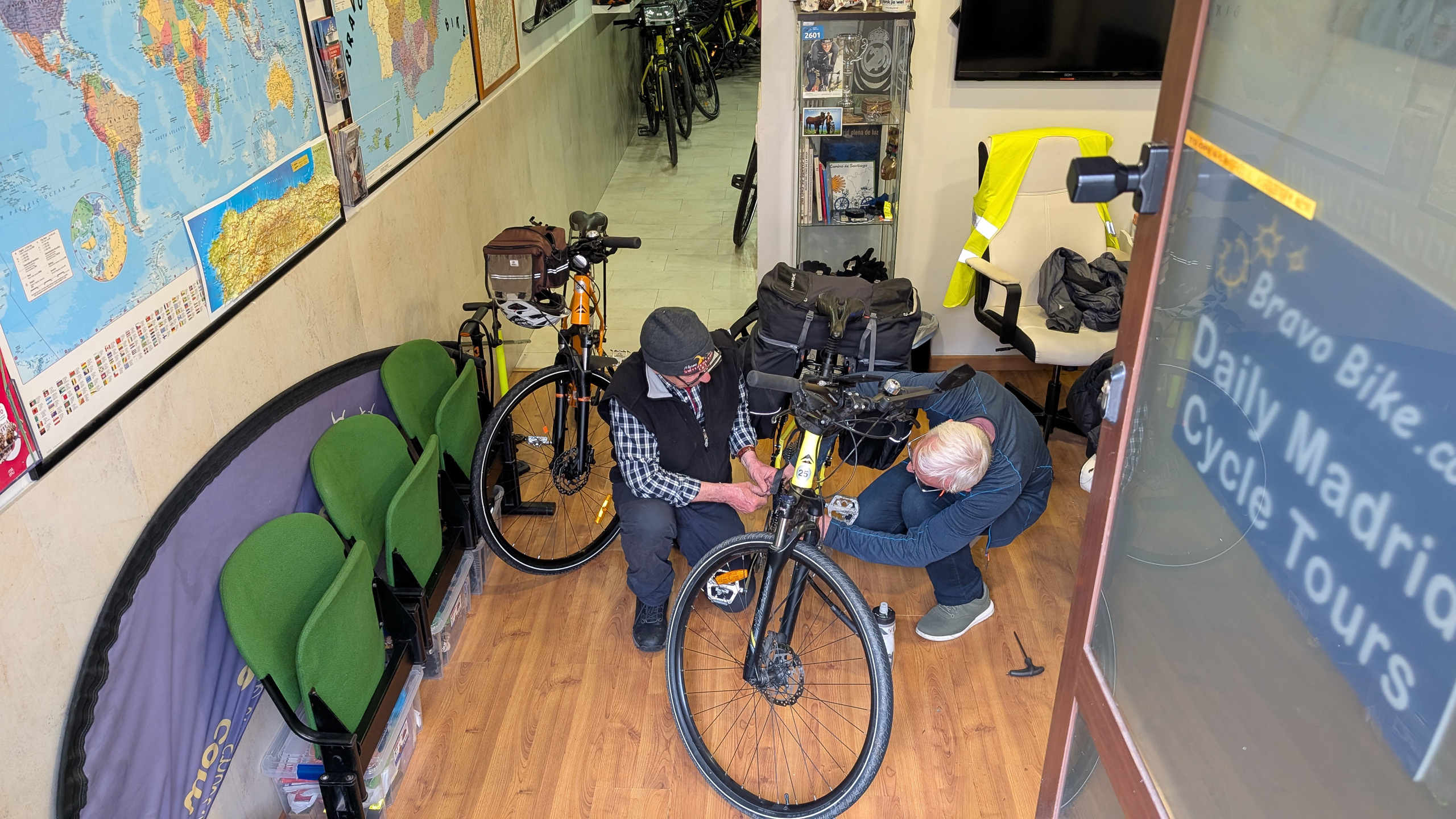 Im Radverleih Bravo-Bike – letzte Einstellungen vor der Abfahrt